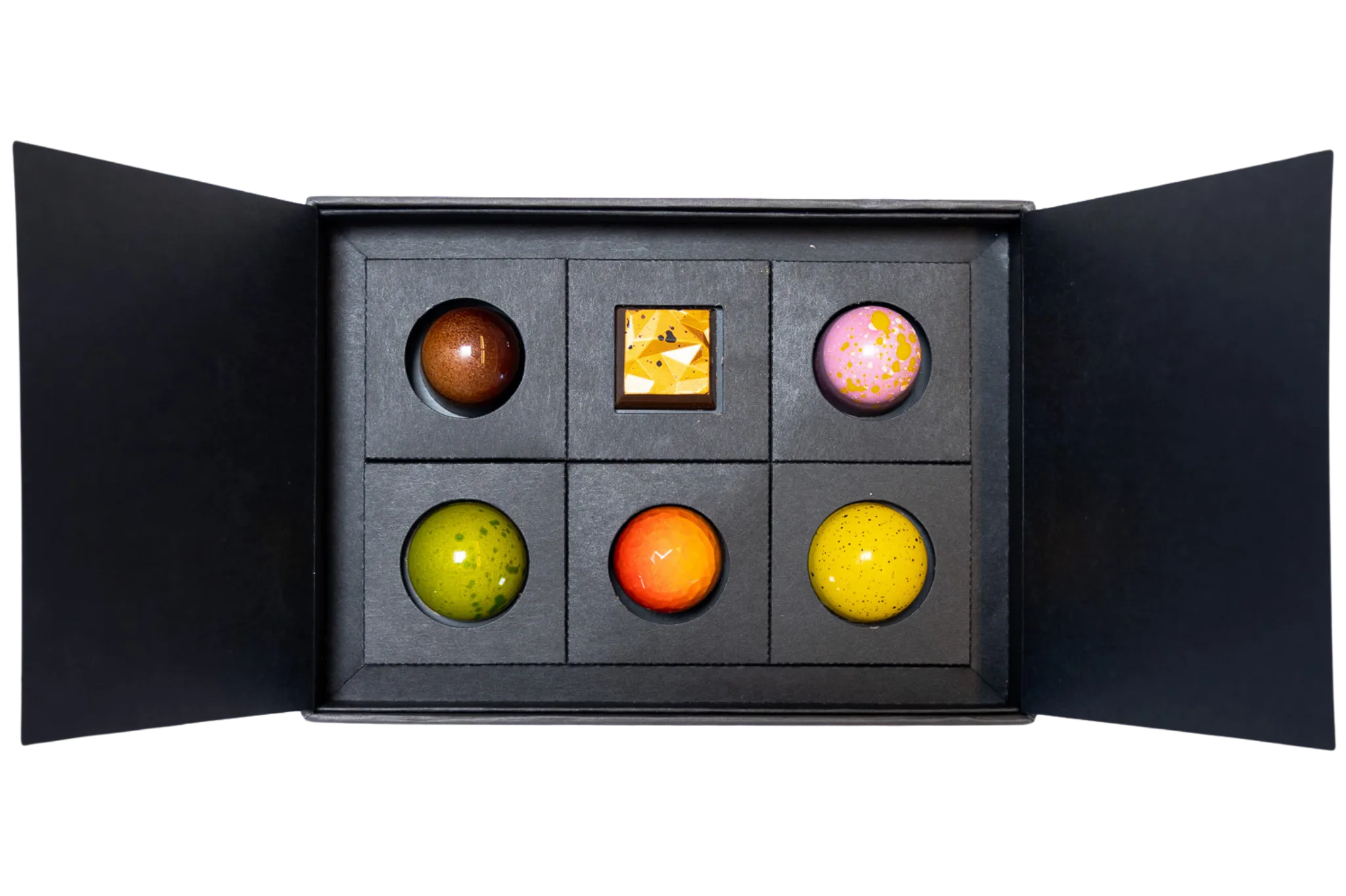 Bombonierka 6 sztuk pralin Valrhona — kompozycja pierwsza