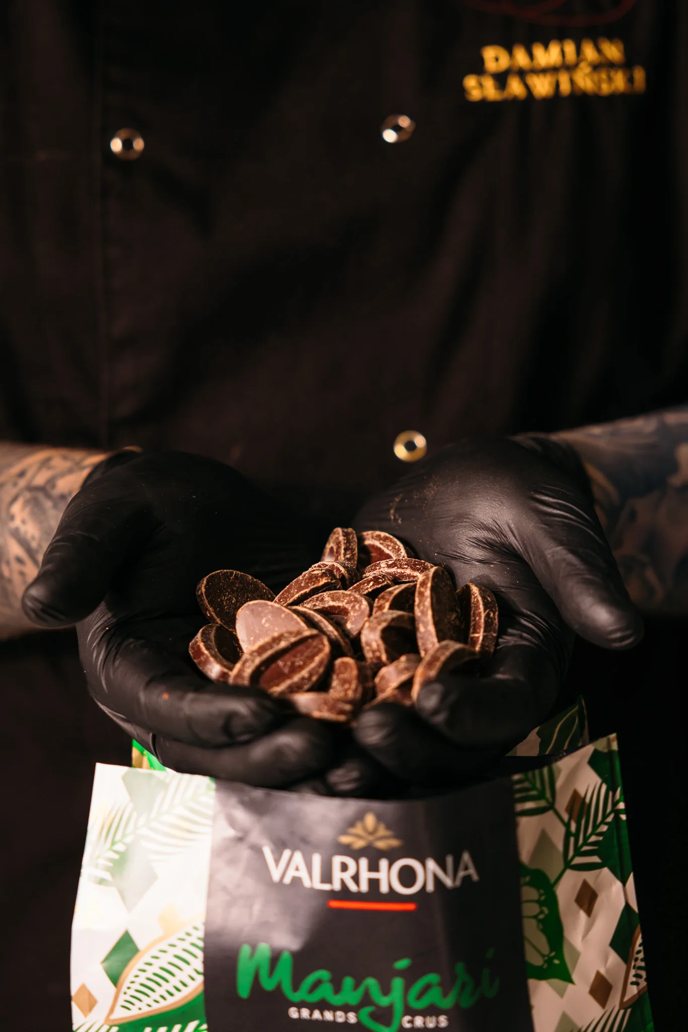 Ręczne tworzenie pralin z czekolady Valrhona w pracowni — backstage produkcji